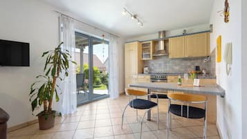 Fridge, oven, stovetop, dishwasher