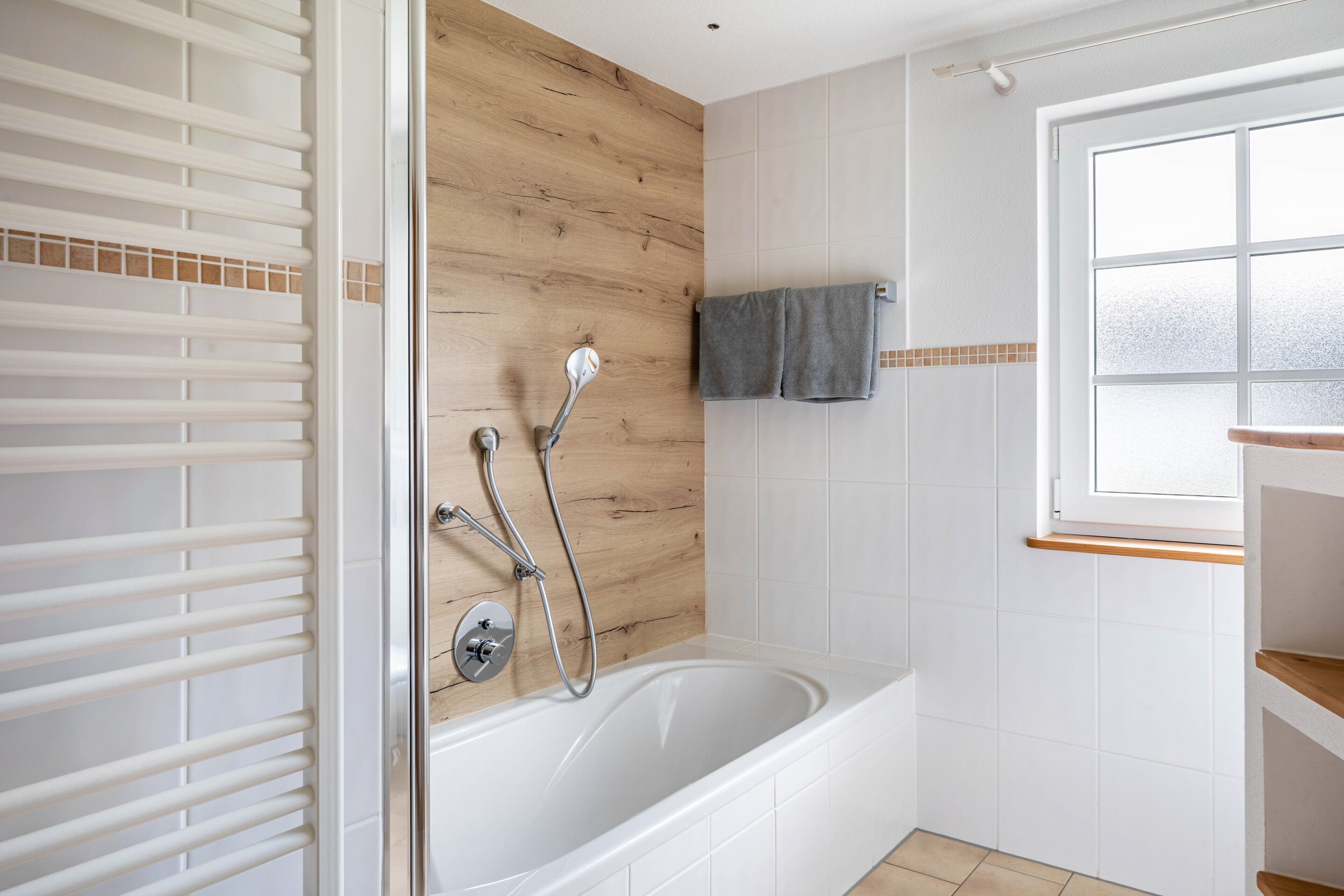 Douche, articles de toilette gratuits, sèche-cheveux