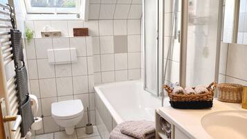 Douche, sèche-cheveux, serviettes fournies