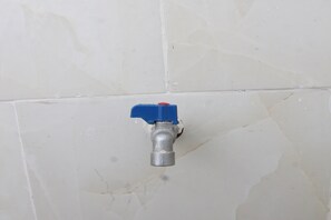 Deluxe Double Room | Bathroom | Shower, towels - OYO Life 93154 White Kos Jenggala (Tanjung)