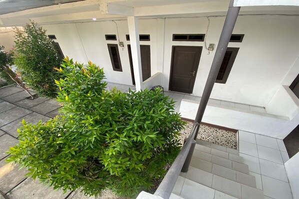 Garden - OYO Life 93154 White Kos Jenggala (Tanjung)