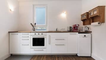 Fridge, oven, stovetop, dishwasher