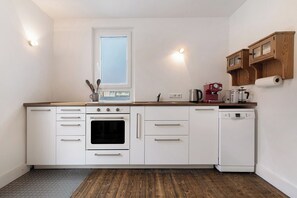 Een koelkast, een oven, een kookplaat, een vaatwasser