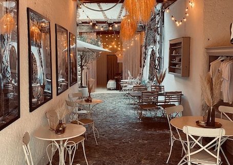 お食事. "Holiday Apartment Frida" in the heart of Burkheim
