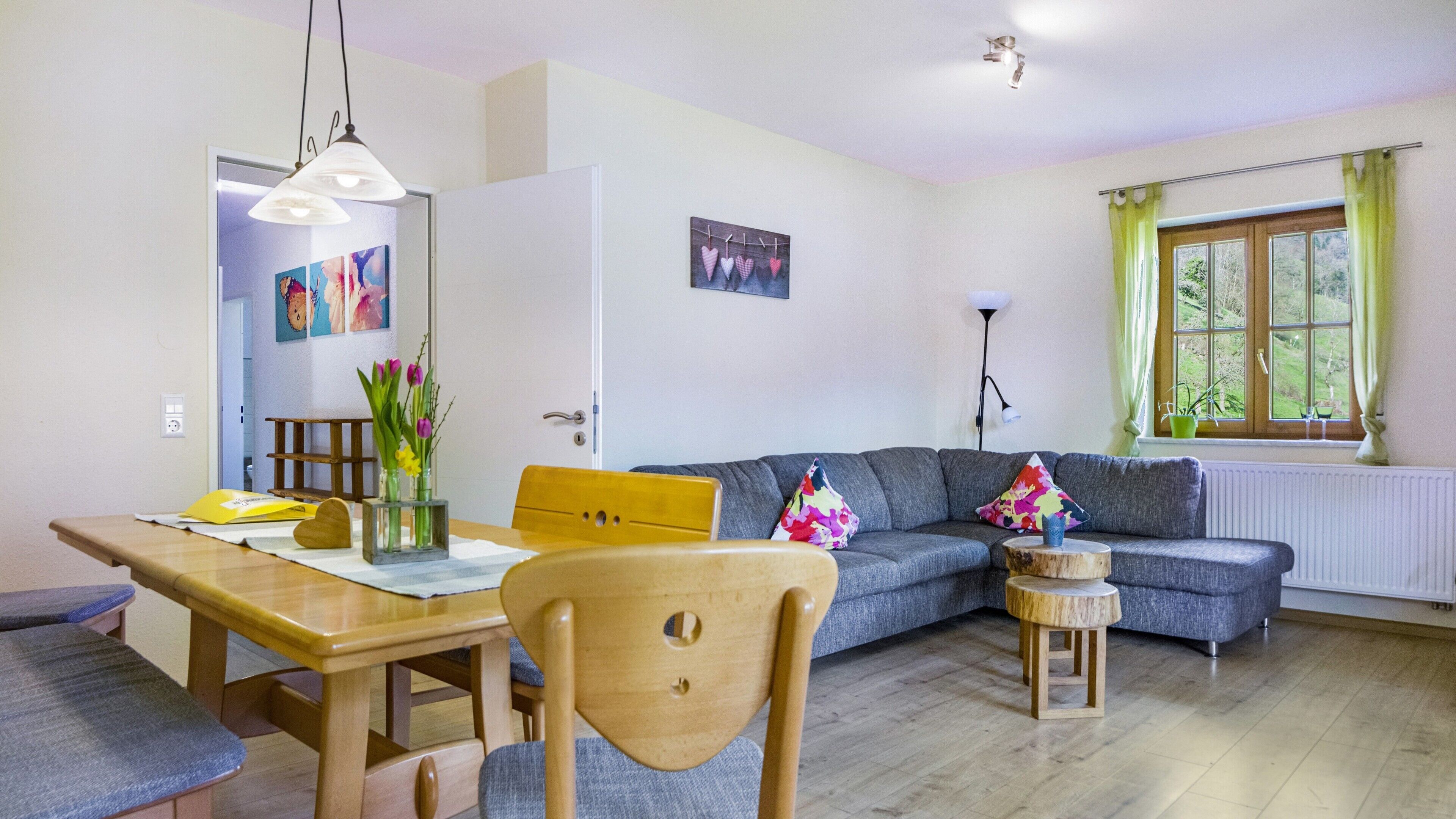 Tv, ett bordtennisbord och en stereo