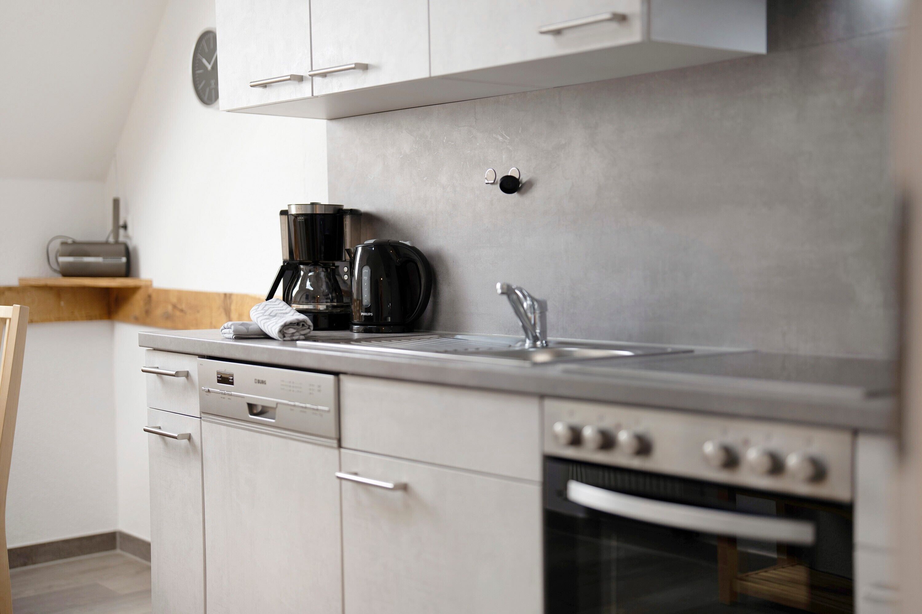 Een koelkast, een oven, een kookplaat, een vaatwasser