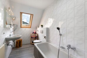 Een douche, een haardroger, handdoeken