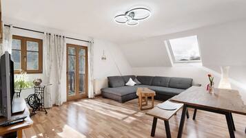 Tv, ett bordtennisbord och en stereo