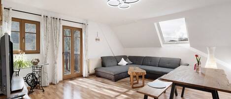 Televisio, pöytätennispöytä, stereot