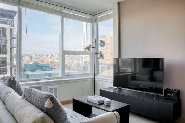 TV, stereo - Tasteful Bell Town Jr 1BR w/ Rooftop Deck, nr Top Dining, by Blueground (Seattle)