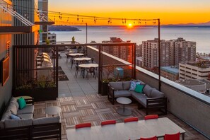 Outdoor dining - Tasteful Bell Town Jr 1BR w/ Rooftop Deck, nr Top Dining, by Blueground (Seattle)