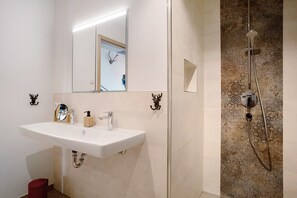 Douche, sèche-cheveux, serviettes fournies