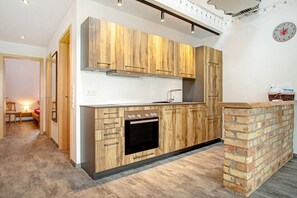 Fridge, oven, stovetop, dishwasher - Apartment "Bergtraum Hof Schütterle" with Lake View, Shared Garden & Wi-Fi (Friedrichshafen)