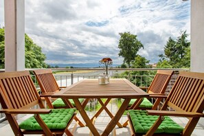 Outdoor dining - Apartment "Bergtraum Hof Schütterle" with Lake View, Shared Garden & Wi-Fi (Friedrichshafen)