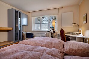 1 bedroom, iron/ironing board, free WiFi, bed sheets - Holiday Apartment "Claudis Seeland" with Private Terrace & Wi-Fi (Kressbronn)
