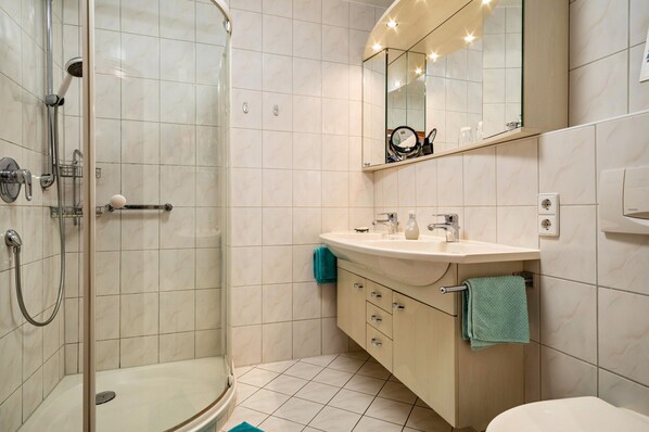 Dusche, Haartrockner, Handtücher