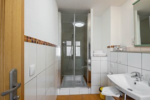 Shower, hair dryer, towels - Holiday Apartment "Kolibri" with Shared Terrace & Shared Garden (Naumburg (Saale))