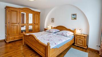 1 bedroom, bed sheets