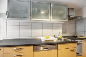 Réfrigérateur, four, plaque de cuisson, lave-vaisselle