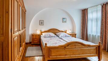 1 bedroom, bed sheets