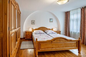 1 bedroom, bed sheets - Holiday Apartment "Kolibri" with Shared Terrace & Shared Garden (Naumburg (Saale))