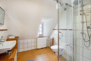 Douche, sèche-cheveux, serviettes fournies