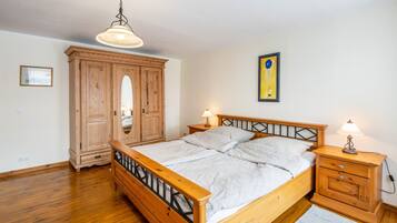 1 bedroom, bed sheets