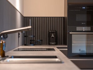Een koelkast, een magnetron, een oven, een kookplaat