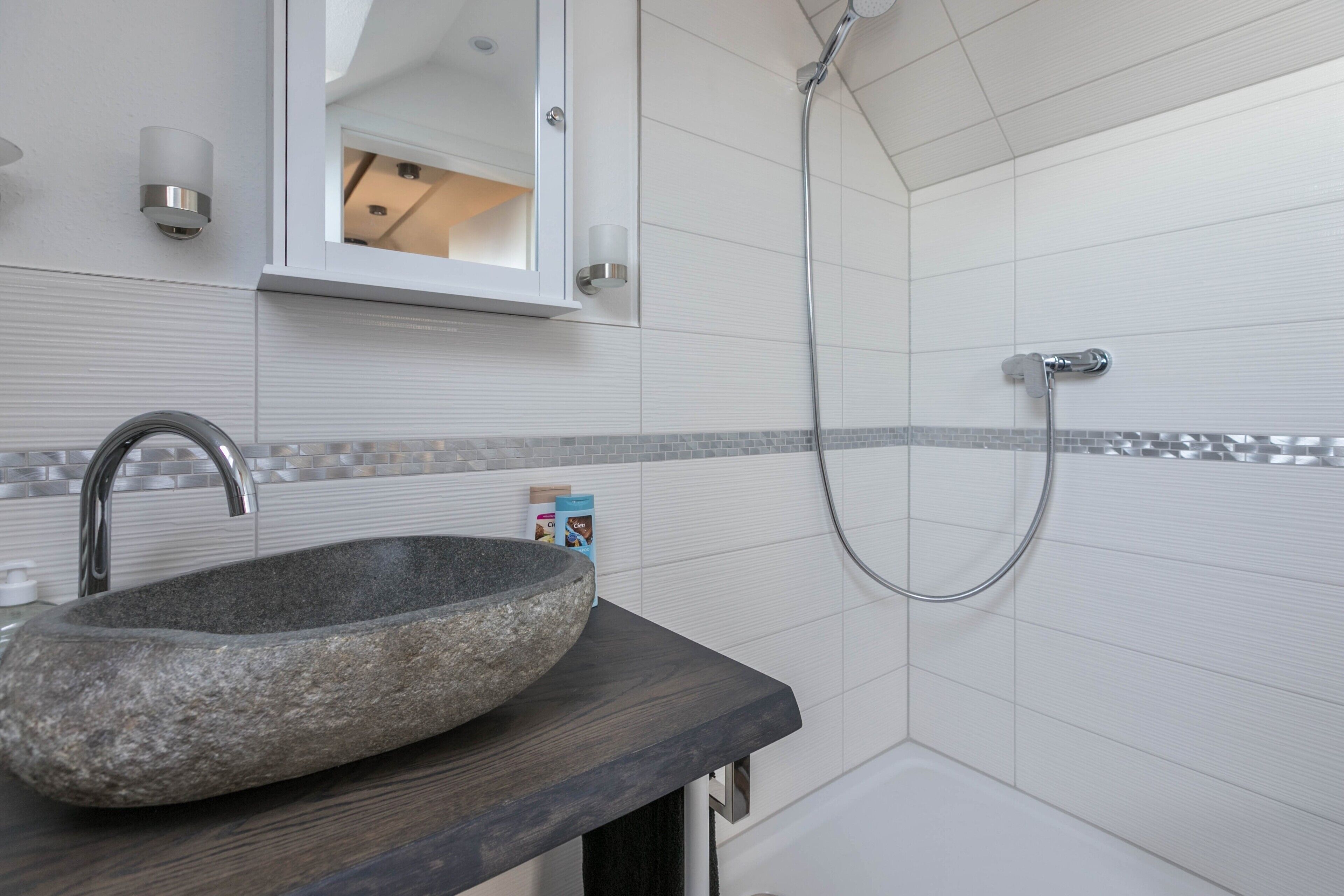Douche, sèche-cheveux, serviettes fournies