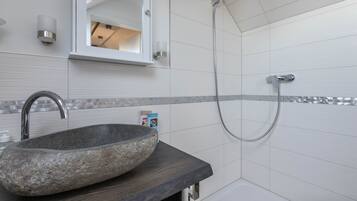 Douche, sĂšche-cheveux, serviettes fournies