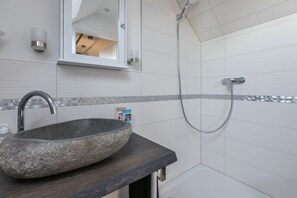 Douche, sèche-cheveux, serviettes fournies