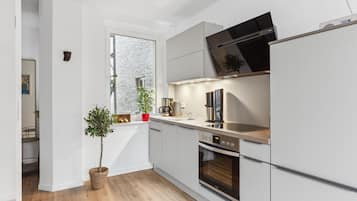 Fridge, stovetop, dishwasher, coffee/tea maker