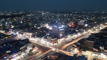 Vista aérea de un paisaje urbano nocturno con calles y edificios iluminados.