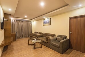 Superior Family Triple Room | Living area