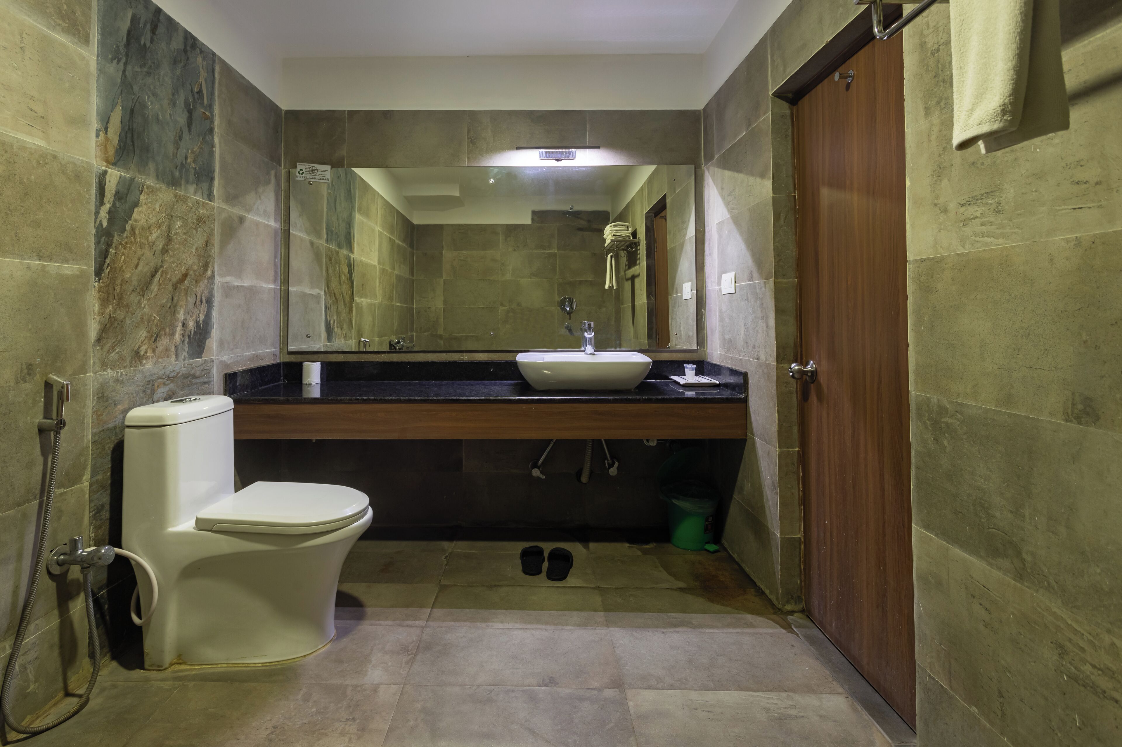 Un baño con inodoro, lavabo y ducha.