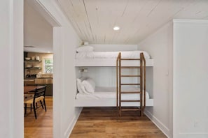 2 bedrooms, iron/ironing board, free WiFi, bed sheets - Love Letter (Destin)