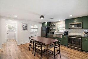 Frigorífico, microondas, horno y lavavajillas