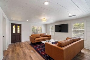 Smart TV, offices - Love Letter (Destin)