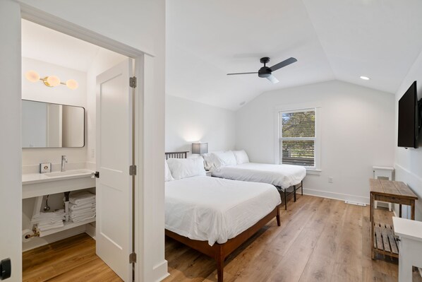 2 chambres, fer et planche à repasser, Wi-Fi gratuit, draps fournis