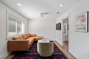 Smart TV, offices - At Last (Destin)