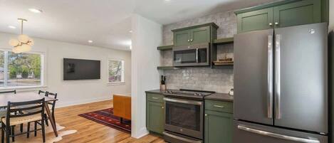 Refrigerador, microondas, horno y parrilla de estufa