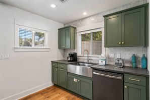 Fridge, microwave, oven, stovetop - Something Blue: Your Charming Destin Scenic Stay (Destin)