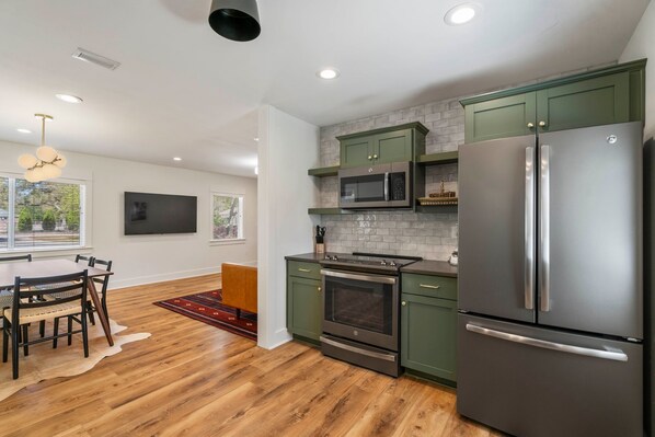 Fridge, microwave, oven, stovetop - Something Blue: Your Charming Destin Scenic Stay (Destin)