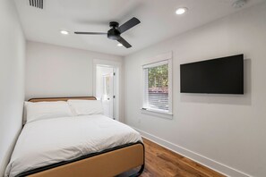 3 bedrooms, iron/ironing board, free WiFi, bed sheets - Something Blue: Your Charming Destin Scenic Stay (Destin)