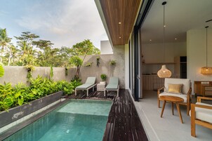 Una piscina techada, sillones reclinables de piscina
