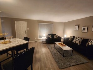 Apartment, 2 Schlafzimmer, Balkon, Meerblick | Wohnbereich
