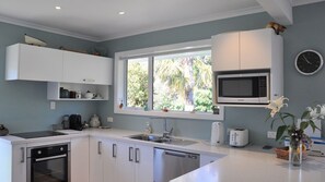 Réfrigérateur, micro-ondes, four, lave-vaisselle