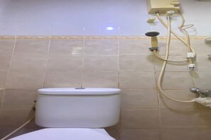 Chambre Double Standard | Salle de bain | Douche, douche à « effet pluie », serviettes fournies