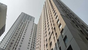 A tall, modern building with multiple floors and numerous windows. - OYO LIFE ROOMS BY MIXO  (Jakarta)