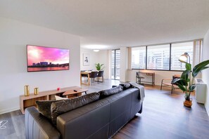 TV, offices - Elegant & Comfy Apt For Travelers (Arlington)